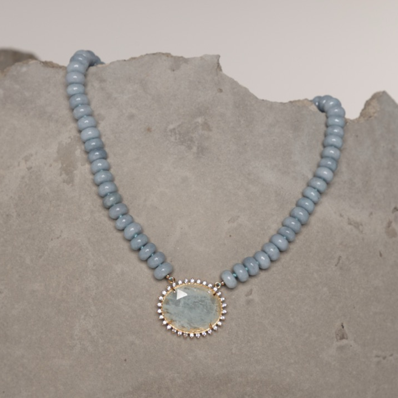 Colar Midnight Bloom Azul Claro