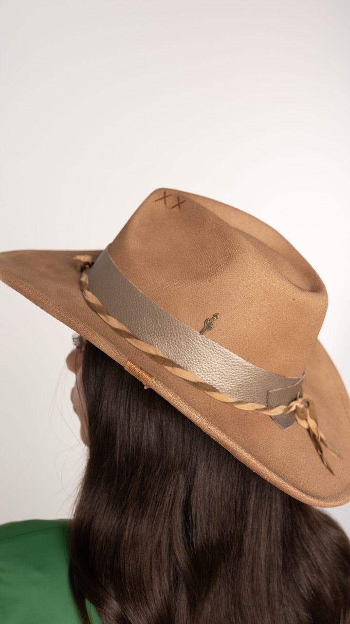 Chapéu Lucky Feather Caramelo